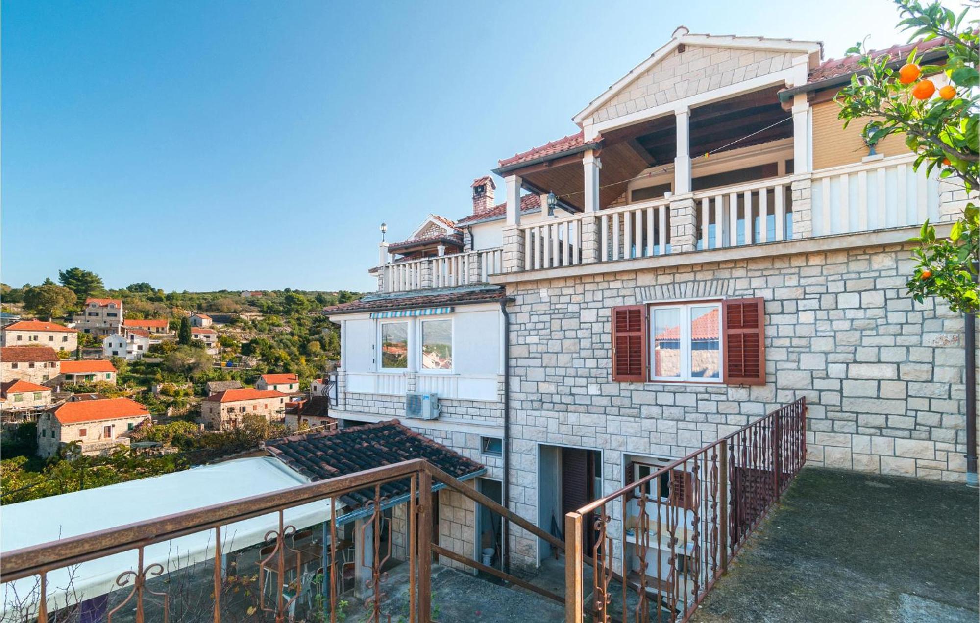 1 Bedroom Cozy Apartment In Splitska Exterior photo