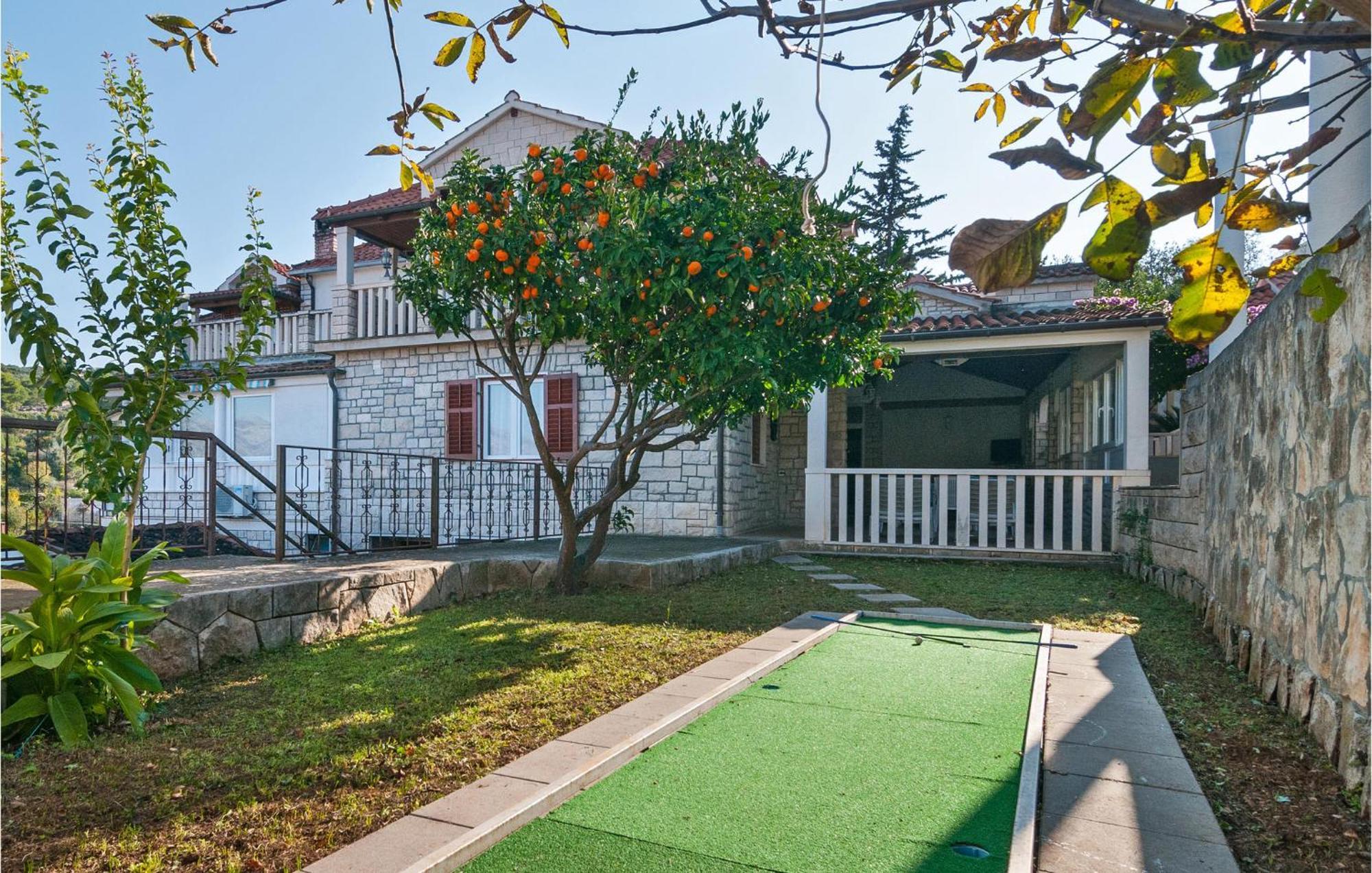 1 Bedroom Cozy Apartment In Splitska Exterior photo